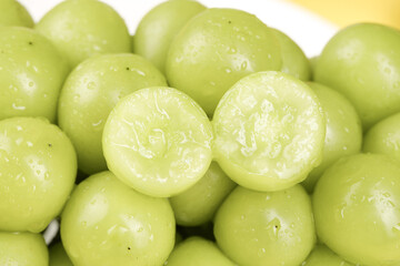 Fresh Green Grapes from Guizhou Yunnan China with Water Droplets Seasonal Fruit Close-up Crystal Clear