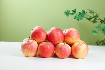 Fresh Red Fuji Apples from Xinjiang Aksu Region China Sweet Fruit Arrangement