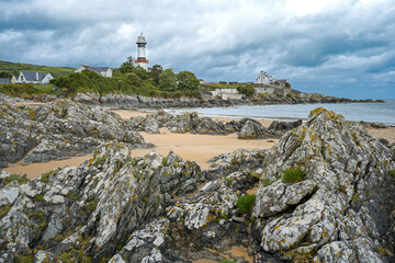 Strand mit Felsen und Inishowen Lighthouse in Irland