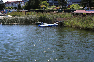 Obraz premium Bras du vieux Danube à Vienne en Autriche avec pontons et bases de loisirs nautiques