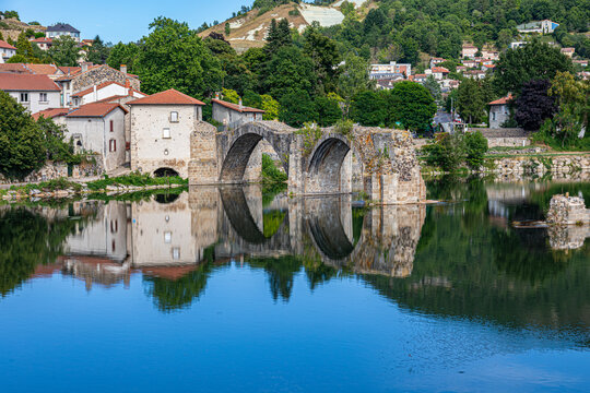 Vieux pont de Brives-Charensac, Haute-Loire, Auvergne-Rh&ocirc;ne-Alpes, France