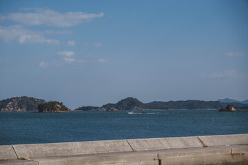 宇野港、太陽の光が輝くノスタルジックな海の風景、岡山、日本