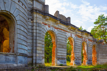 Obraz premium old medieval castle ruin under blue cloudy sky background