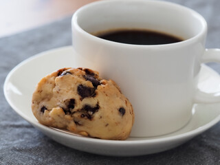 ホットコーヒーとチョコスコーン