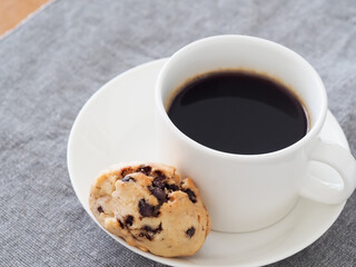 ホットコーヒーとチョコスコーン