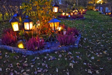 On All Saints' Day eve, funeral candles and lanterns are lit in cemeteries in Sweden. © Natalia