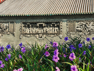 Figurines On Roof Of Baoguang Temple , Chengdu, Sichuan, China  . Chinese Architecture
