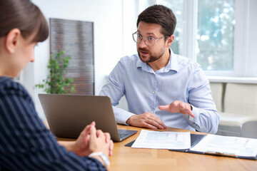 Obraz premium Consultant working with client at table in office. Business meeting