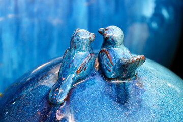 Idyllische blaue dekorative Keramik mit zwei V&ouml;geln 