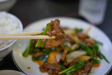 レバニラを食べる