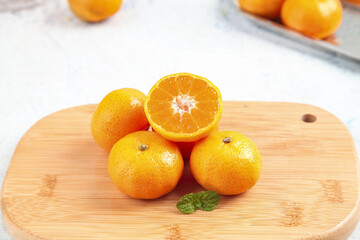 Fresh Guangxi Honey Tangerines on Wooden Board - Sweet Seedless Citrus Fruit