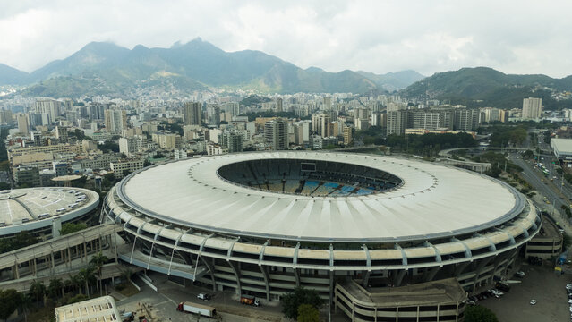 Imagem a&eacute;rea do Maracan&atilde;, maior palco do futebol brasileiro, cercado pela paisagem urbana do Rio de Janeiro em dia ensolarado. Rio de Janeiro, RJ em 15 Set 25