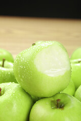 Fresh Green Apples from Shaanxi Province with Water Droplets - Premium Fruit Harvest
