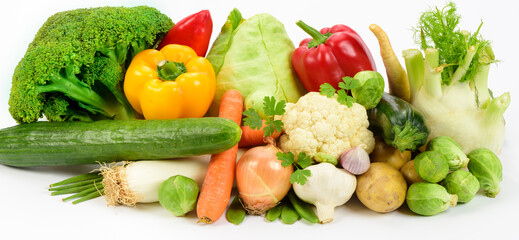 Viele gesunde und vitaminreiche Gemüsearten liegen zusammen als Symbolbild für regionalen Bio-Anbau