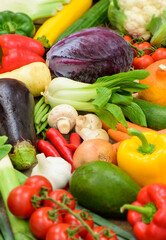 Viele gesunde und vitaminreiche Gemüsearten liegen zusammen als Symbolbild für regionalen Bio-Anbau