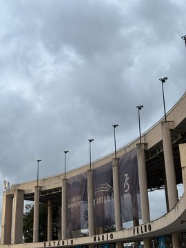 Fachada do Est&aacute;dio do Maracan&atilde; no Rio de Janeiro, com banners do Vasco, estrutura externa, postes e c&eacute;u nublado, destacando o futebol carioca em 10 outubro 2025.