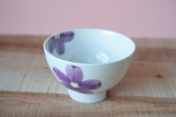 エレガントな紫色の花模様が描かれた和風茶碗のクローズアップ、上品な陶磁器の食器と日本の伝統的なテーブルウェアの美しいディテール撮影