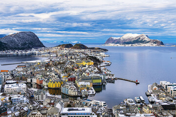 Blick vom Hausberg Aksla auf die Stadt Ålesund in Norwegen