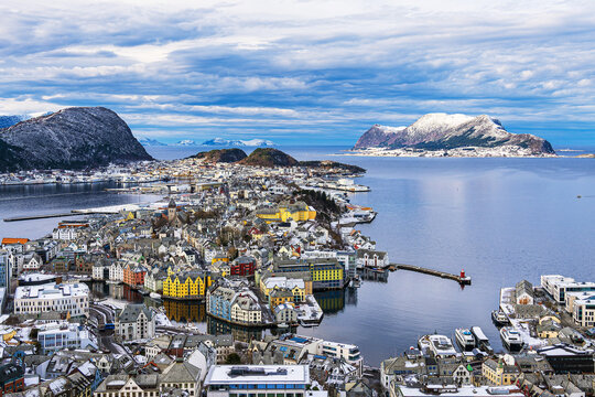 Blick vom Hausberg Aksla auf die Stadt Ålesund in Norwegen
