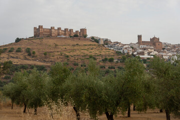 Vista de Ba&ntilde;os de la Encina y del castillo de Burgalimar que domina la colina que bordea el pueblo. Tomada en Ja&eacute;n en agosto de 2025