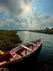 Obraz premium A boat on the river side