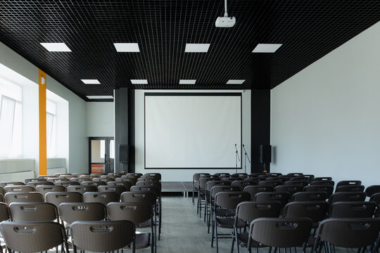 Modern conference hall ready for presentations and discussions in a spacious setting