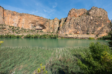 Under the cover of the archaeological site of "La Roca dels Bous" in Sant Llorens de Montgai, they study Homo neanderthalensis from about 50,000 years ago.