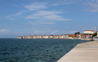 Blick von der Uferpromenade auf Piran in Slowenien