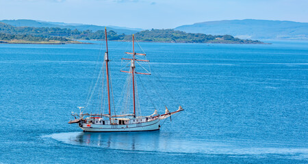 Duart Castle – Panoramablick Richtung Inninmore Bay mit Segelschiff an der Küste, aufgenommen im...