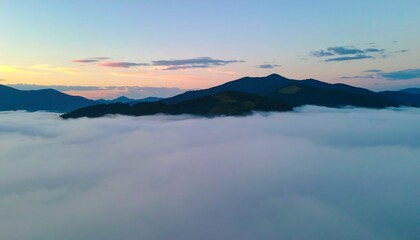 Obraz premium Misty mountain peaks at dawn