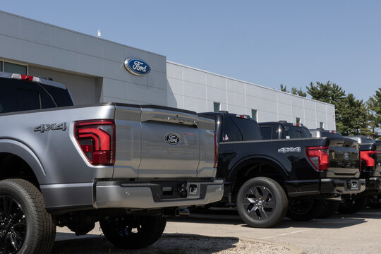 Ford F-150 4X4 Supercrew pickup display at a dealer. Ford offers the F150 with a 3.5L Powerboost Full Hybrid engine. MY:2025