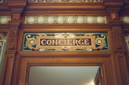 Concierge indication on top of an hold house, Paris