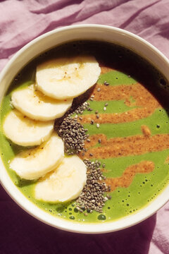Matcha spinach smoothie bowl breakfast