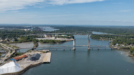 Obraz premium Aerial views of the Sarah Mildred Long Bridge spanning the Piscataqua River with Portsmouth and surrounding coastlines visible.