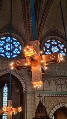 Les magnifiques croix suspendues et rosaces en forme d'&eacute;toile de David de la cath&eacute;drale Saint-Michel de Carcassonne