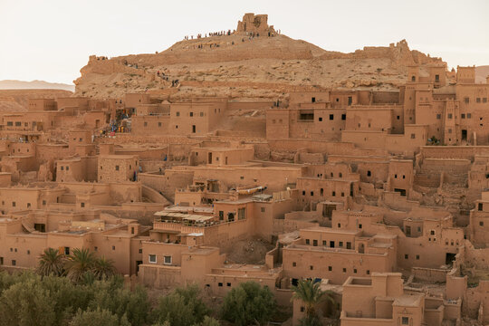 Crowds on hilltop of Ait Benhaddou at sunset
