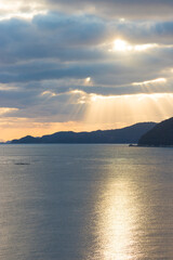 朝の海と太陽の光芒（大分県臼杵市）