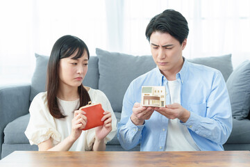 住宅ローンに悩む夫婦