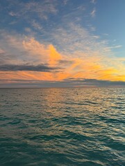 Fototapeta premium Golden Sunset Over the Ocean
