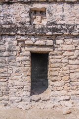 Templo en la cima de la pir&aacute;mide. de Nohoch Mul en la Zona Arqueol&oacute;gica Maya de Cob&aacute;, Quintana Roo, M&eacute;xico.