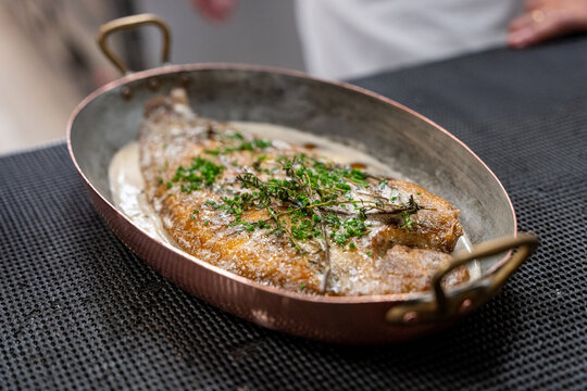 Vue d&rsquo;un poisson cuisin&eacute; mettant en valeur sa pr&eacute;sentation, sa cuisson et ses textures dans un contexte gastronomique ou de cuisine professionnelle.