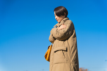 冬空に凍える女性　ライフスタイルイメージ