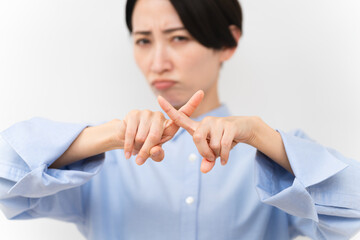 長袖シャツを着ている女性