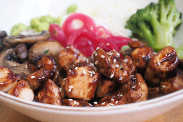 Delicious Asian bowl featuring chicken and fresh vegetables