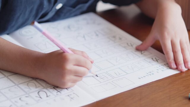 ひらがなを書く練習をする5歳の男の子の手元