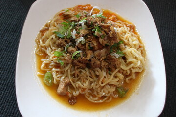 plate of chicken noodles