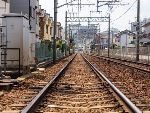 住宅街を通る鉄道の線路