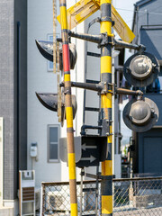 錆びた古い踏切の警報器と遮断棒