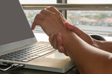 Wrist pain from repetitive computer use may signal tendon strain or carpal tunnel syndrome. Get expert joint and nerve care for office-related strain injuries.