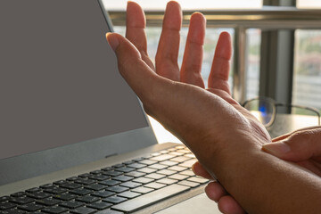 Wrist pain from prolonged computer use may indicate nerve compression, tendon strain, or joint stress. Get expert care for office syndrome and hand fatigue.